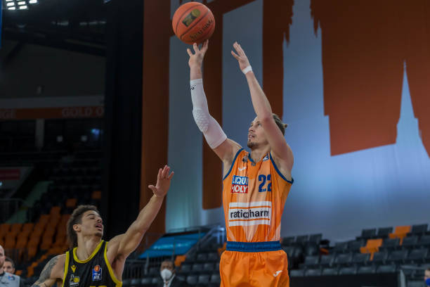 朗尼克：图赫尔退役后在酒吧打工谋生，我打电话邀他来当教练.